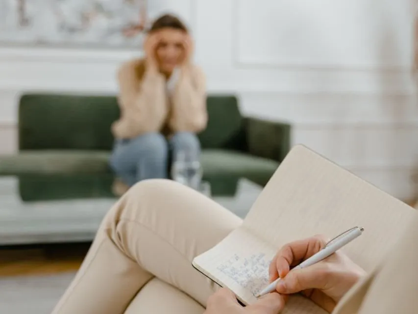 Sesión de psicoterapia individual en el consultorio